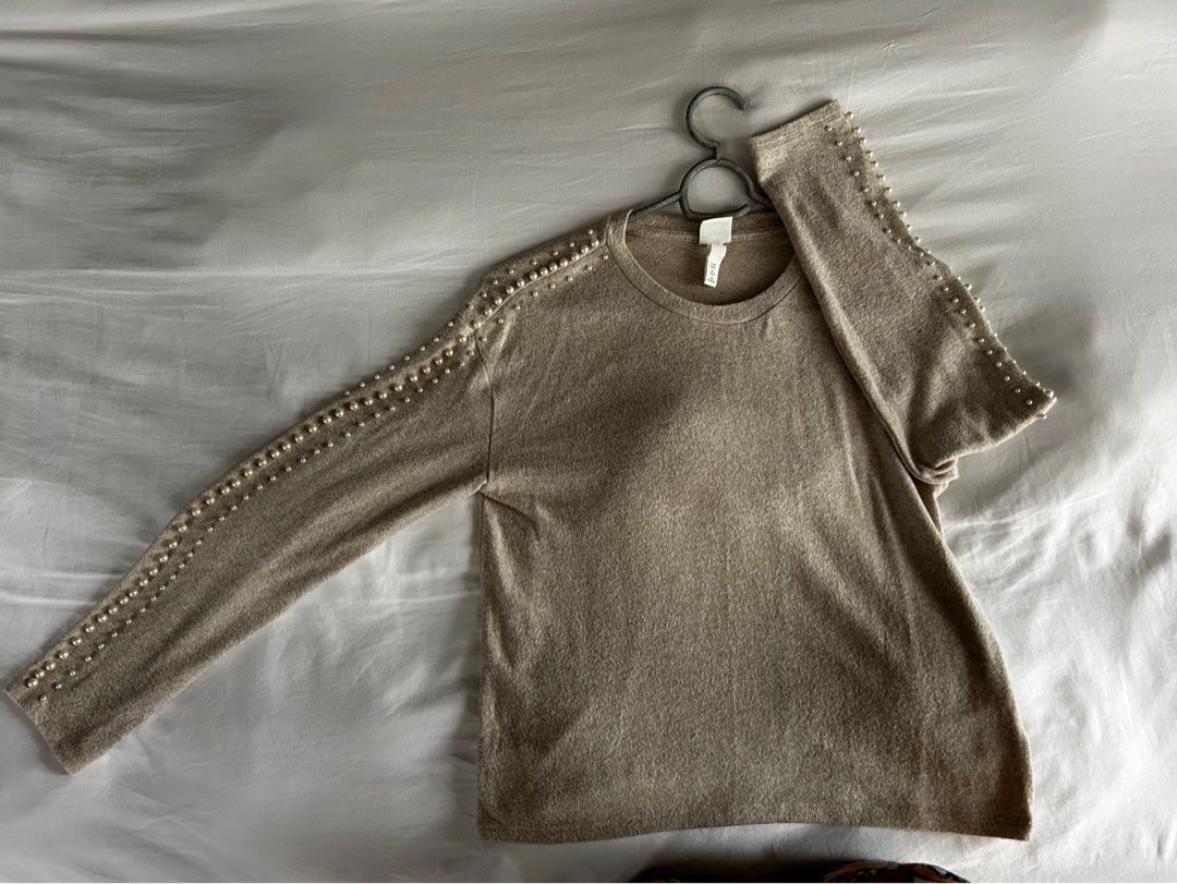 H&M sweater with pearl details (Category: Longsleeves) located in Davao. Submitted by prelovedby_ynaaa (Listing ID 1308369173, Image 1). Description: So nice and classy! Even with a pair of jeans lang Fits XS-S.