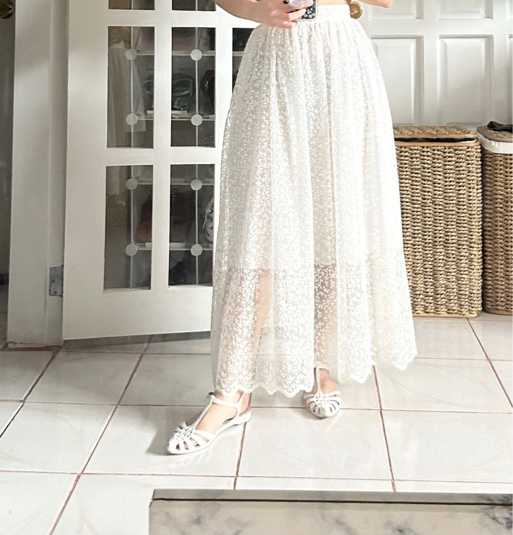 H&M Tulle white skirt (Category: Skirts) located in Davao. Submitted by marmalade21 (Listing ID 1213016901, Image 2). Description: The picture doesn’t do any justice, it look way better and have a great quality in real life..:) RFS: I didn’t get to wear it to an event im supposed to attend. Closet de-clutter.