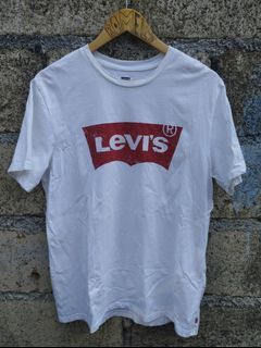 Levi's White T Shirt
Size Large
21.5x28
Very Good condition
Minor dot Stains
Price : 370 + Sf