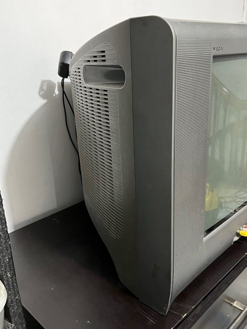 Old sony tv (Category: TV) located in Malabon City. Submitted by shopperistaph (Listing ID 1308367556, Image 2). Description: still operating but havent tried it .