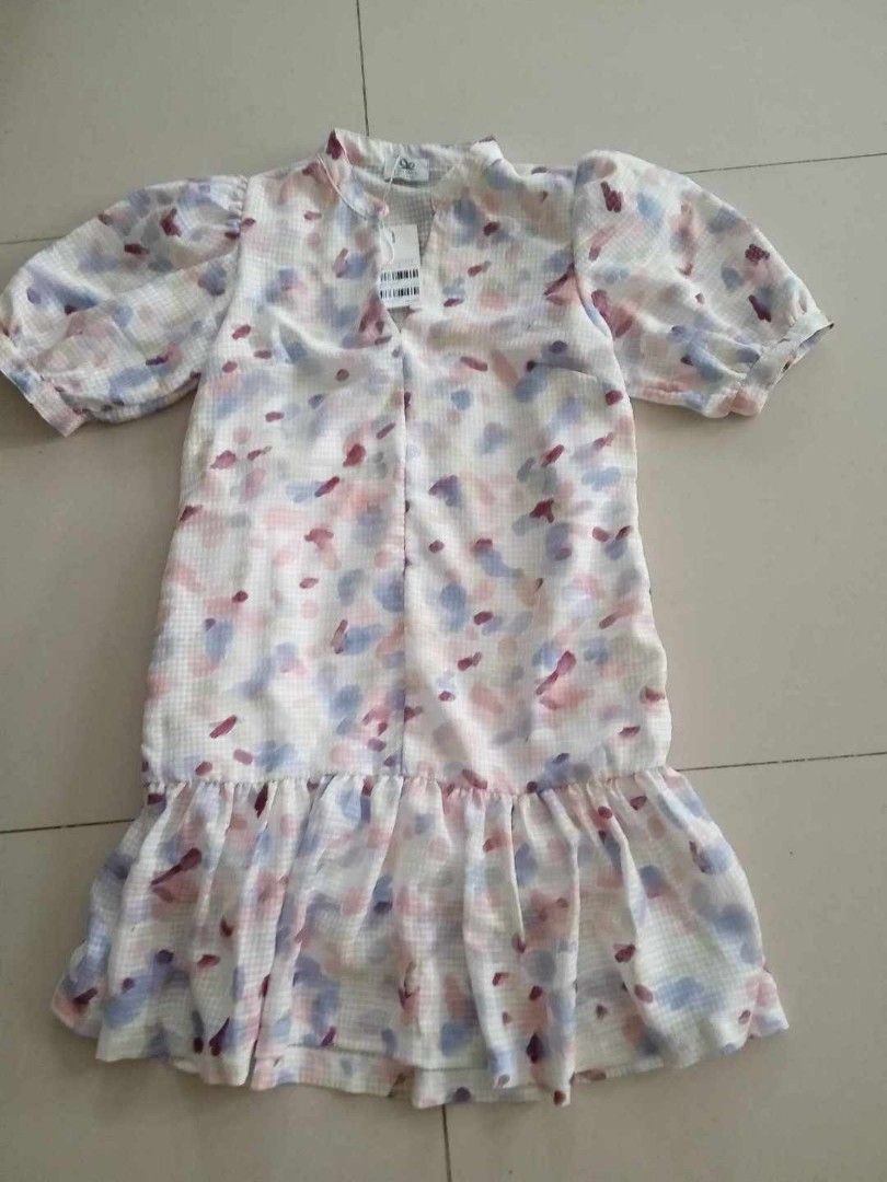 Plains and prints dress (Category: Dresses) located in Cabanatuan. Submitted by misshell26 (Listing ID 1308320644, Image 1). Description: Worn once, small but can fit up to medium size.