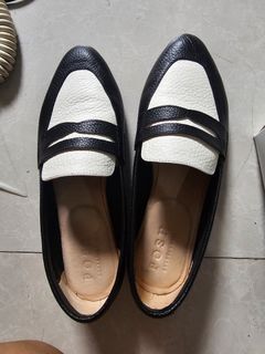 Posh Pockets Penny Loafers in Black 7.5
