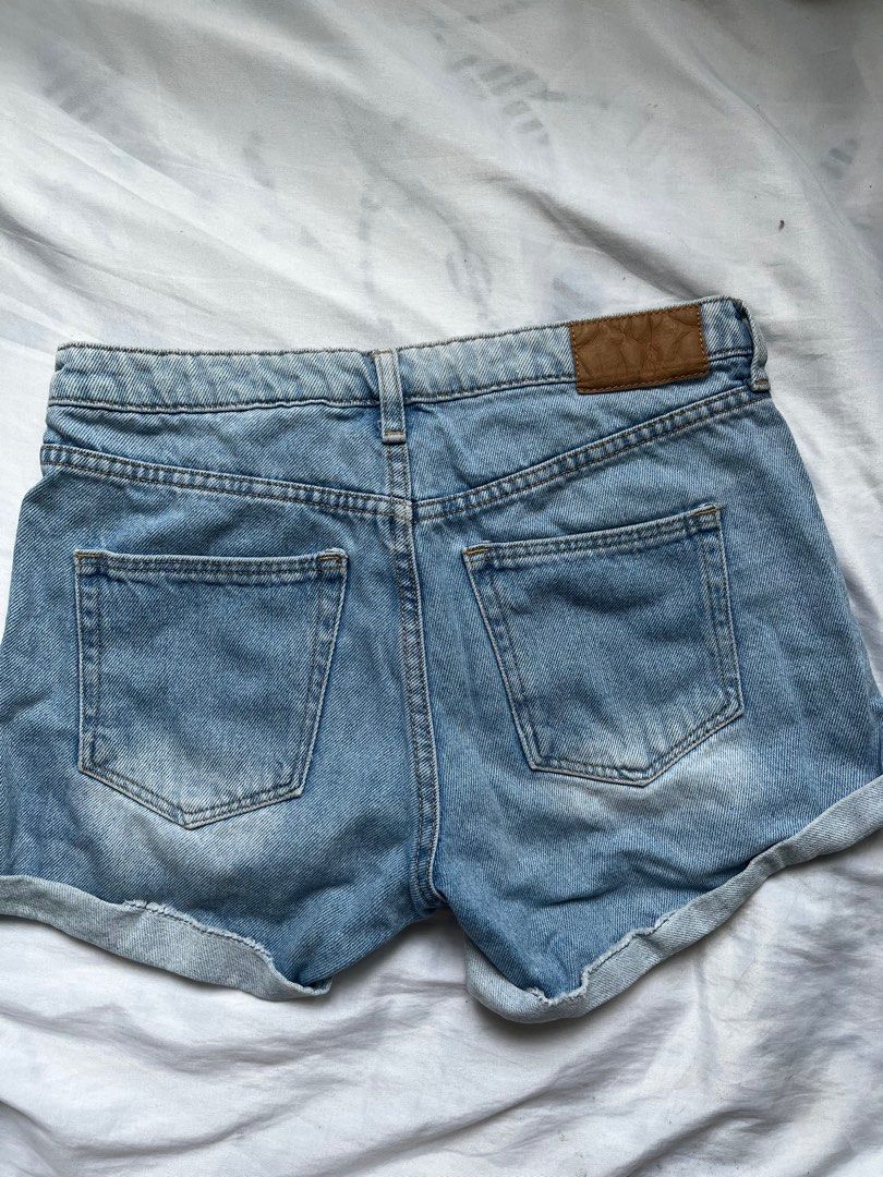 (S) H&M denim shorts (Category: Shorts) located in Manila. Submitted by sofiaalte (Listing ID 1308421800, Image 2). Description: True to size! My thighs are just too big for this now. .