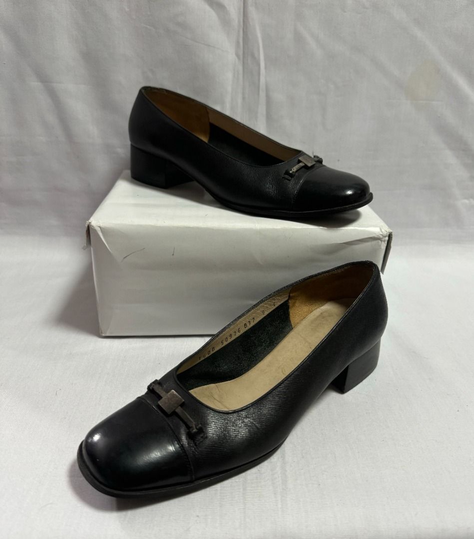 SALVATORE FERRAGAMO Vintage Low Heels Size 6 C