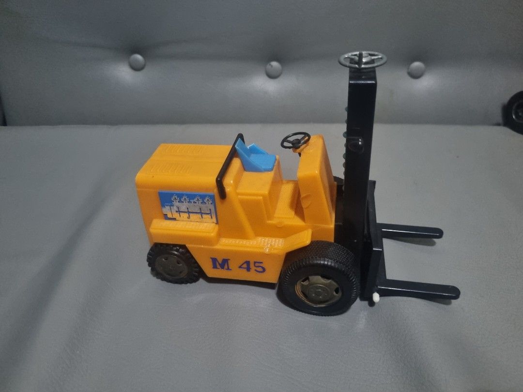 Vintage Aoshin KOMATSU FORKLIFT M45 (Category: Industrial Equipment) located in Silang. Submitted by samflores2k4t7 (Listing ID 1308458474, Image 3). Description: for sale Aoshin KOMATSU FORKLIFT M45 plastic body/tin chassis Made in Japan 8 inches Lenght 6 imches height issue damage seat forklift not working.