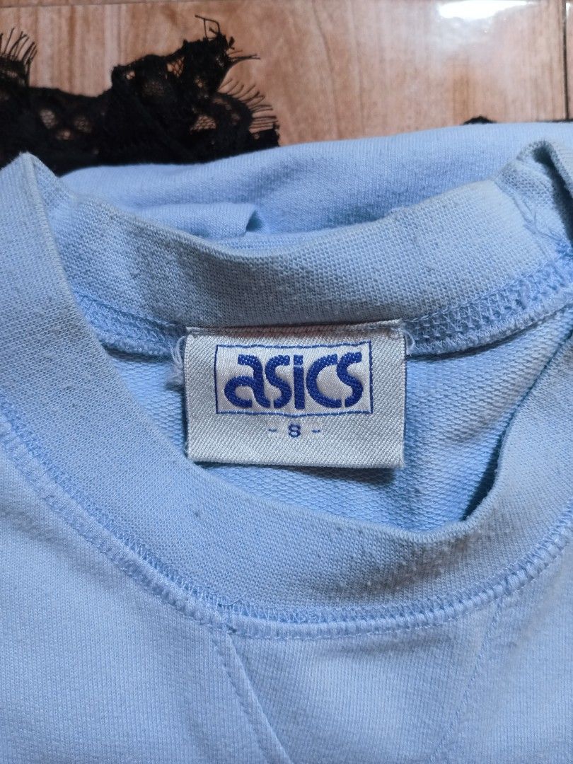 Vintage Asics (Category: Activewear) located in Trece Martires City. Submitted by silentdog_f8e9f8 (Listing ID 1308484950, Image 2). Description: Unisex 9.5/10 color rate 17.5x24 No issues.