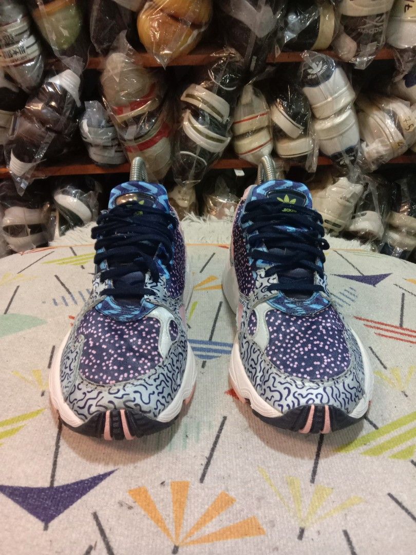 harga adidas falcon ori
