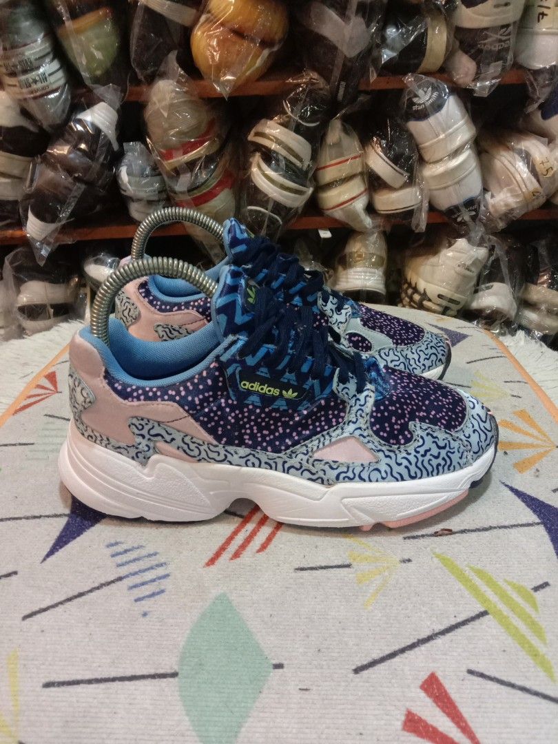 harga adidas falcon ori