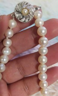 AKOYA PEARL NECKLACE‼️
NATURAL WHITE 6.5 mm Akoya Pearl High Luster ❤ Necklace 17 inches long
Hand knotted Pearl Beaded Natural color
Ladies Stunning Accessory Collection
Net weight approx 20 grams
Comes in a box
Direct from JAPAN 🇯🇵🇯🇵🇯🇵