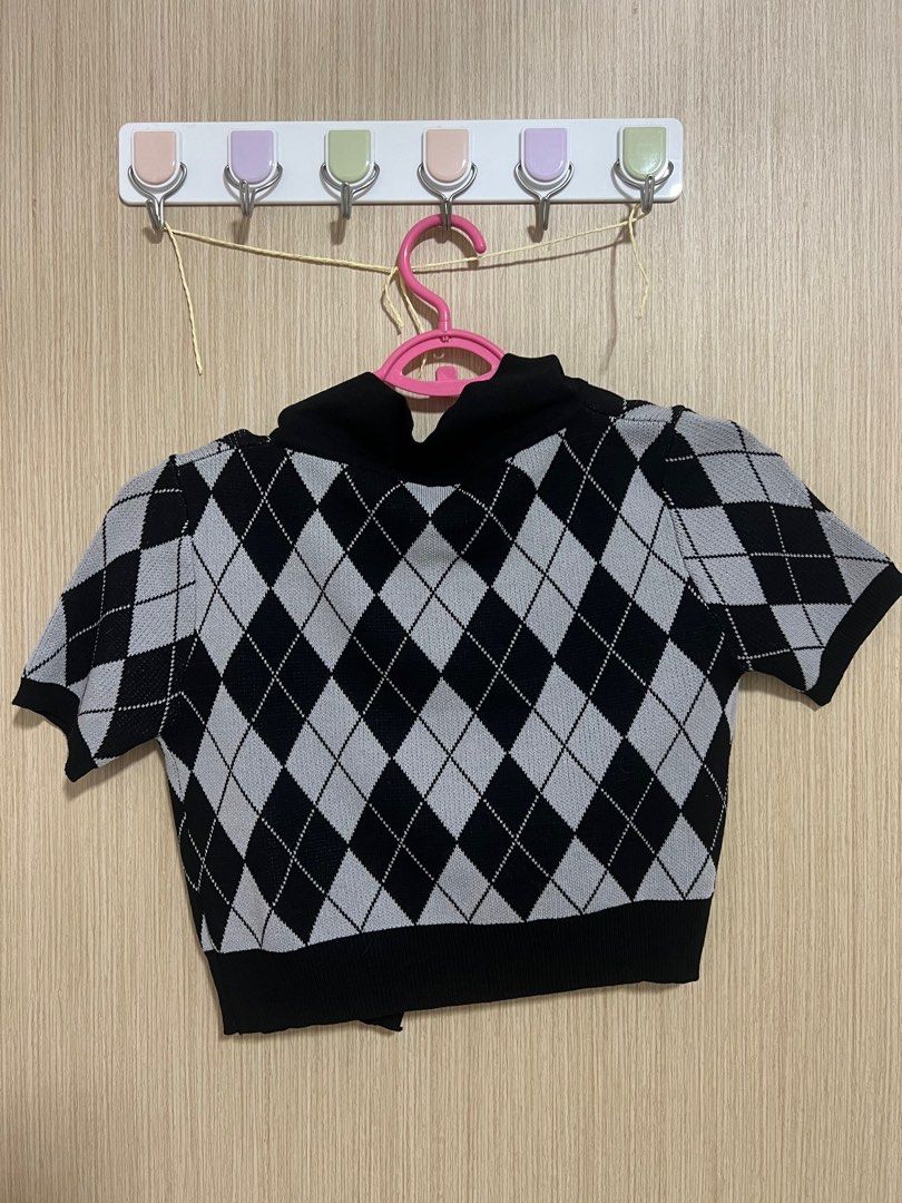 argyle pattern crop top (Category: Shirts) located in Singapore. Submitted by nikimyneestle (Listing ID 1308614320, Image 2). Description: bought this top awhile back, haven’t worn it since. mint condition no refunds, can nego 🥰🥰 mailing or meet up at my convi only!! .