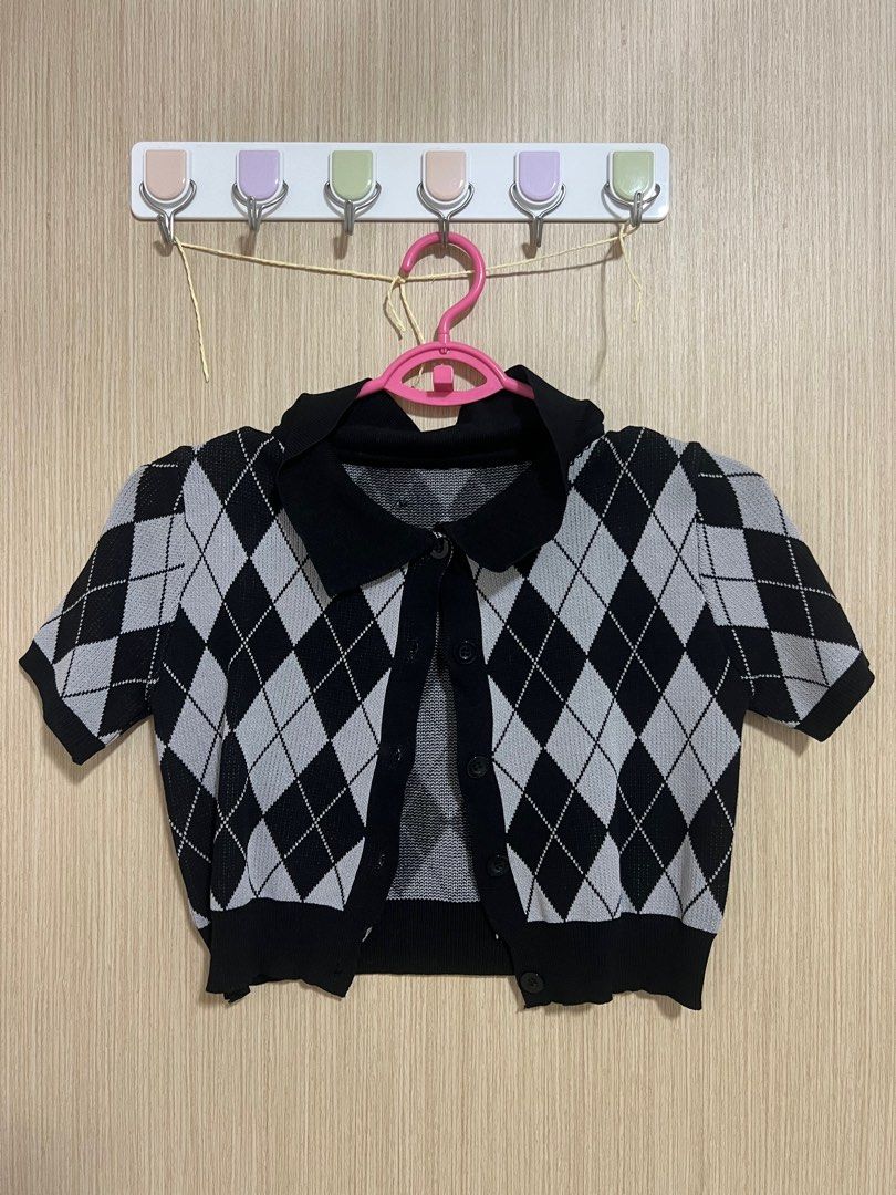 argyle pattern crop top (Category: Shirts) located in Singapore. Submitted by nikimyneestle (Listing ID 1308614320, Image 1). Description: bought this top awhile back, haven’t worn it since. mint condition no refunds, can nego 🥰🥰 mailing or meet up at my convi only!! .