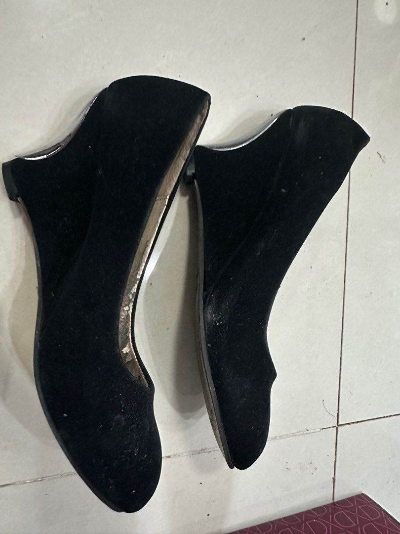 Chelsea Black Wedge Heels (Category: Wedges) located in Taguig. Submitted by myalist (Listing ID 1308511067, Image 3). Description: Used Chelsea Black Wedge Heels With Silver Hardware on the Heel part Size 5 Velvet Texture With signs of usage inside the sole P100 only. REPRICED Item is in Taguig City.