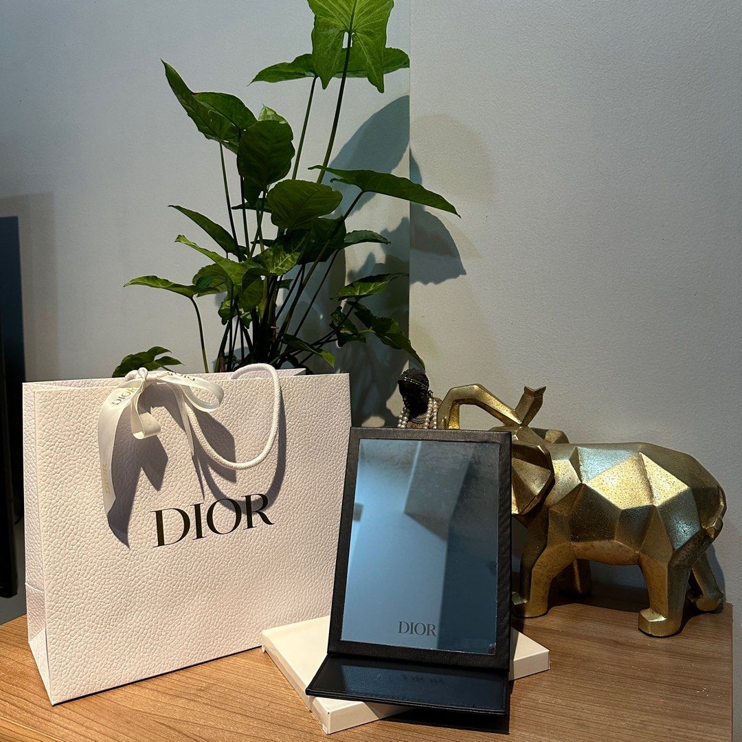 DIOR FOLDABLE VANITY MIRROR IN BLACK 🖤 (Category: Luxury Bags & Wallets) located in Rizal. Submitted by thetopspotfashionboutique (Listing ID 1308655227, Image 1). Description: - COMPLIMENTARY GIFT / GIFT WITH PURCHASE - WITH ORIGINAL DIOR PAPERBAG - ORIGINAL BOX INCLUDED Measurement: 14x20cm .