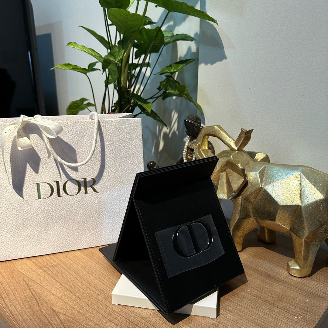 DIOR FOLDABLE VANITY MIRROR IN BLACK 🖤 (Category: Luxury Bags & Wallets) located in Rizal. Submitted by thetopspotfashionboutique (Listing ID 1308655227, Image 2). Description: - COMPLIMENTARY GIFT / GIFT WITH PURCHASE - WITH ORIGINAL DIOR PAPERBAG - ORIGINAL BOX INCLUDED Measurement: 14x20cm .