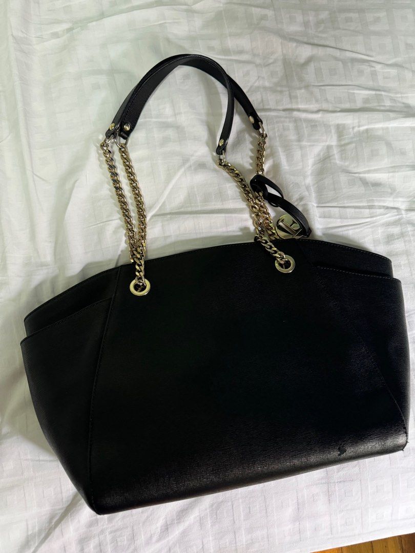 Furla bag for women (Category: Shoulder Bags) located in Manila. Submitted by inflvenceph (Listing ID 1308510739, Image 2). Description: Furla bag for women Black color 100% Original From personal collection Used 9/10 condition Check pics what you see is what you get 4,500 Sta mesa location.