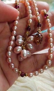 GENUINE PEARLS WITH GARNET GEMS!!
Hand knotted Pearl Beaded Natural color
4.0 to 5.5 mm Pink Blush Pearl beads Necklace
3.77mm garnet stones
Length 20.5 inches
Ladies Stunning Accessory Collection
Net weight Approximately 14.5 grams