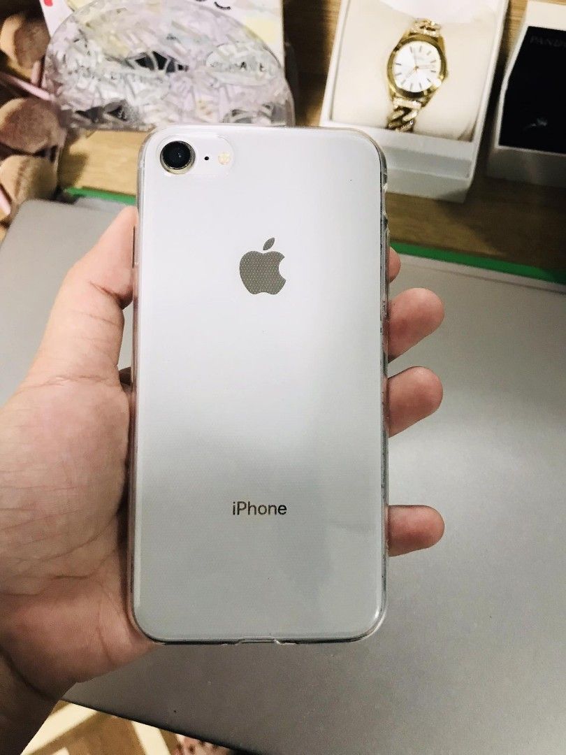 IPHONE 8 white (Category: iPhone 8 Series) located in San Pedro. Submitted by kylie_1205 (Listing ID 1308649932, Image 2). Description: pm for more details 💕.