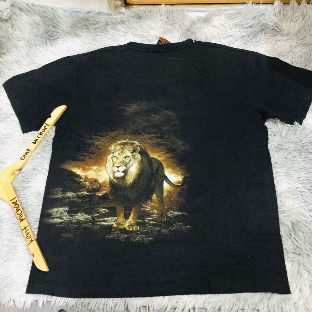 Lion Mega Print Tee B2B (Category: Tshirts & Polo Shirts ) located in Manila. Submitted by kenthrift2000 (Listing ID 1308599280, Image 2). Description: Rock Chang Lion Mega Print Tee B2B Dimensions 22x27.5 May mga metal sya na designs sa front Some parts are slighty faded but barely noticeable Freeship.