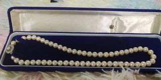 MITSUKOSHI AKOYA PEARL NECKLACE‼️
NATURAL WHITE 7.2 mm Akoya Pearl High Luster ❤ Necklace 17 inches long
Hand knotted Pearl Beaded Natural color
Ladies Stunning Accessory Collection
Net weight approx 35 grams
Branded comes in a box
Direct from JAPAN 🇯🇵