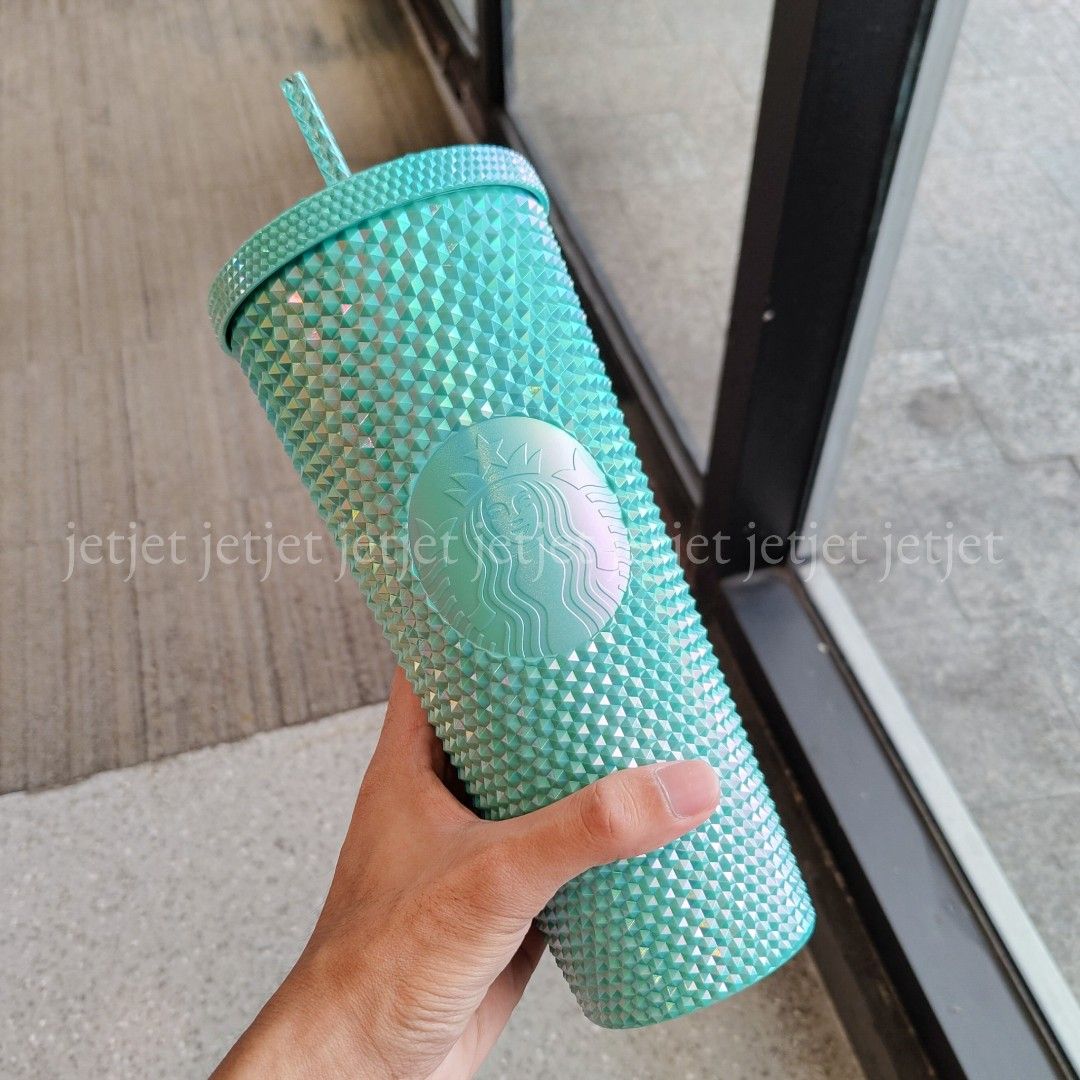 Starbucks Turquoise Bling 2023 (Category: Water Bottles & Tumblers) located in Quezon City. Submitted by jetjetph (Listing ID 1308592557, Image 1). Description: Starbucks Turquoise Bling 2023 Indonesia-exclusive 🇮🇩 comes with SKU. Released in April 2023. P4,000 + shipping fee. MOP: online merchants/cash Shipping from QC Open for meet-ups around QC/Manda/Makati/BGC PM for more inquiries..