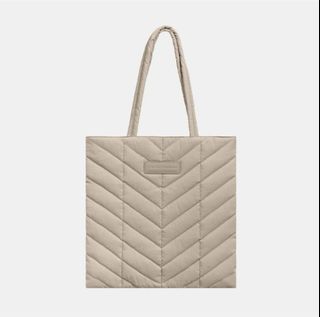 Straightforward Cumulo Tote in Light Taupe