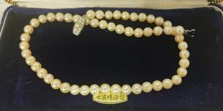 VINTAGE AKOYA PEARL NECKLACE‼️
NATURAL WHITE 7.0 mm Akoya Pearl High Luster ❤ Necklace 16.5  inches long
Hand knotted Pearl Beaded Natural color
Ladies Stunning Accessory Collection
Net weight approx 31 grams
Branded comes in a box
Direct from JAPAN 🇯🇵