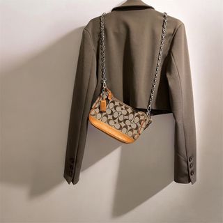 由 fendi_love (刊登 ID 1205868359，圖片 1) 提交，位於 的 (類別：)，說明：。