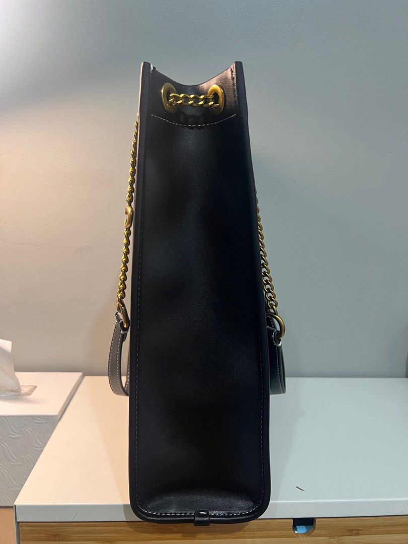Coach Cashin Tote Bag (Category: Luxury Bags & Wallets) located in Quezon City. Submitted by sulheee (Listing ID 1308767321, Image 2). Description: Still negotiable.