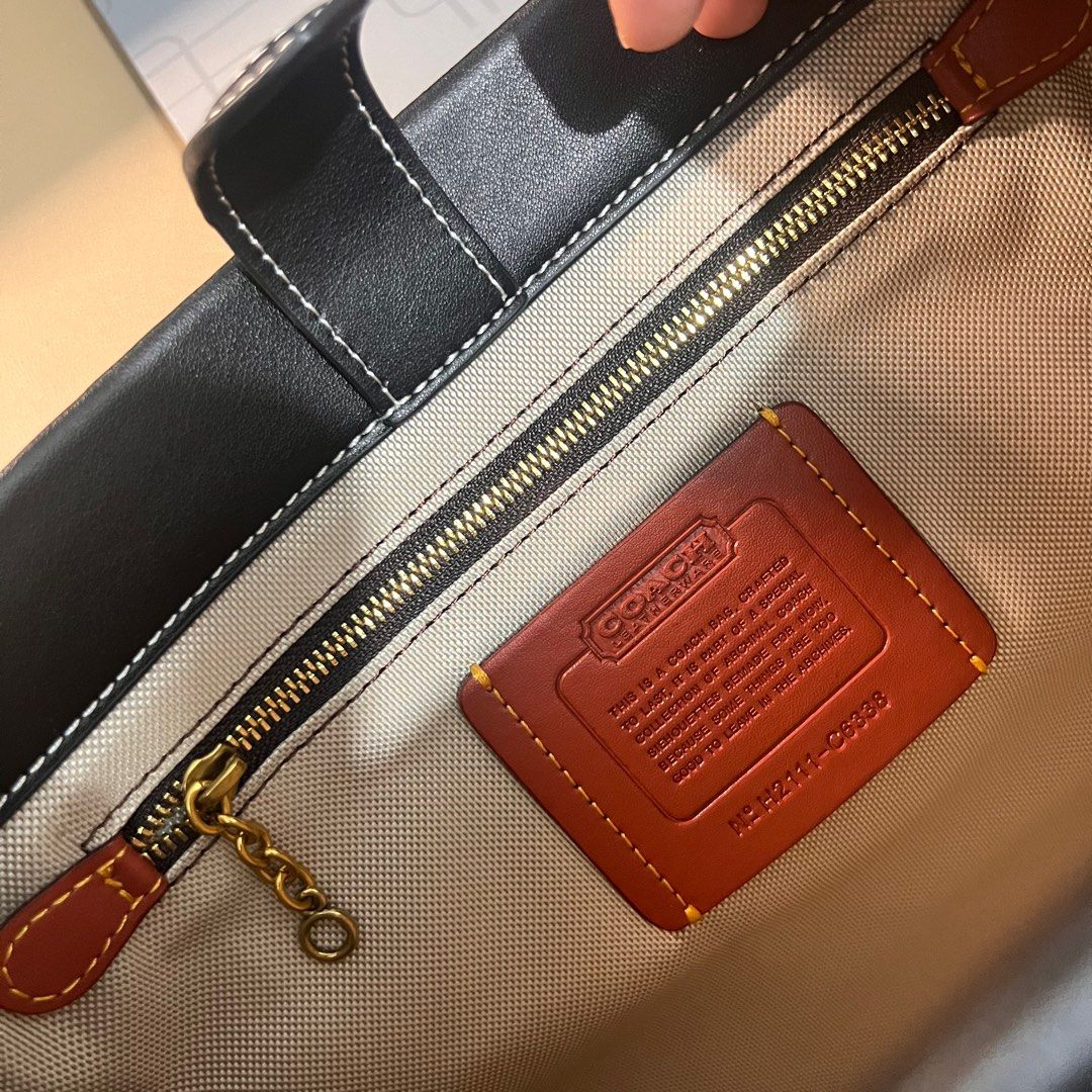 Coach Cashin Tote Bag (Category: Luxury Bags & Wallets) located in Quezon City. Submitted by sulheee (Listing ID 1308767321, Image 3). Description: Still negotiable.
