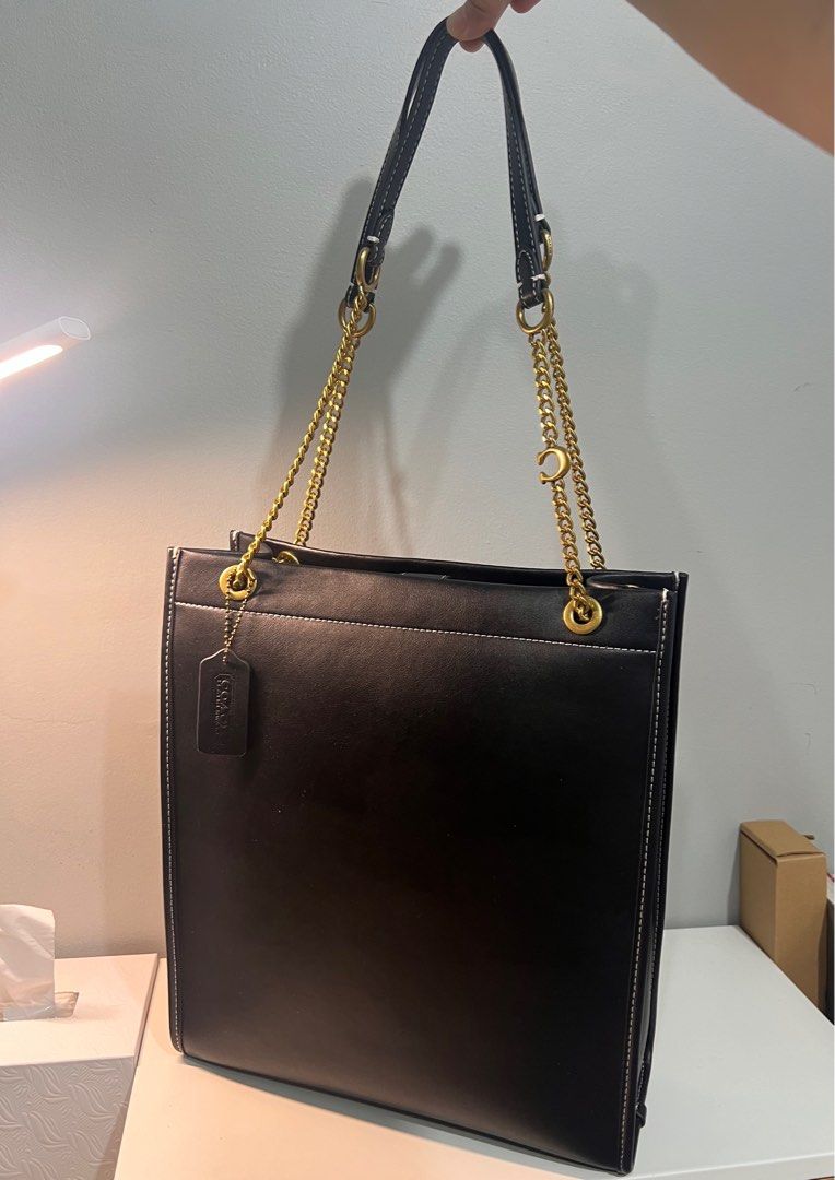 Coach Cashin Tote Bag (Category: Luxury Bags & Wallets) located in Quezon City. Submitted by sulheee (Listing ID 1308767321, Image 1). Description: Still negotiable.