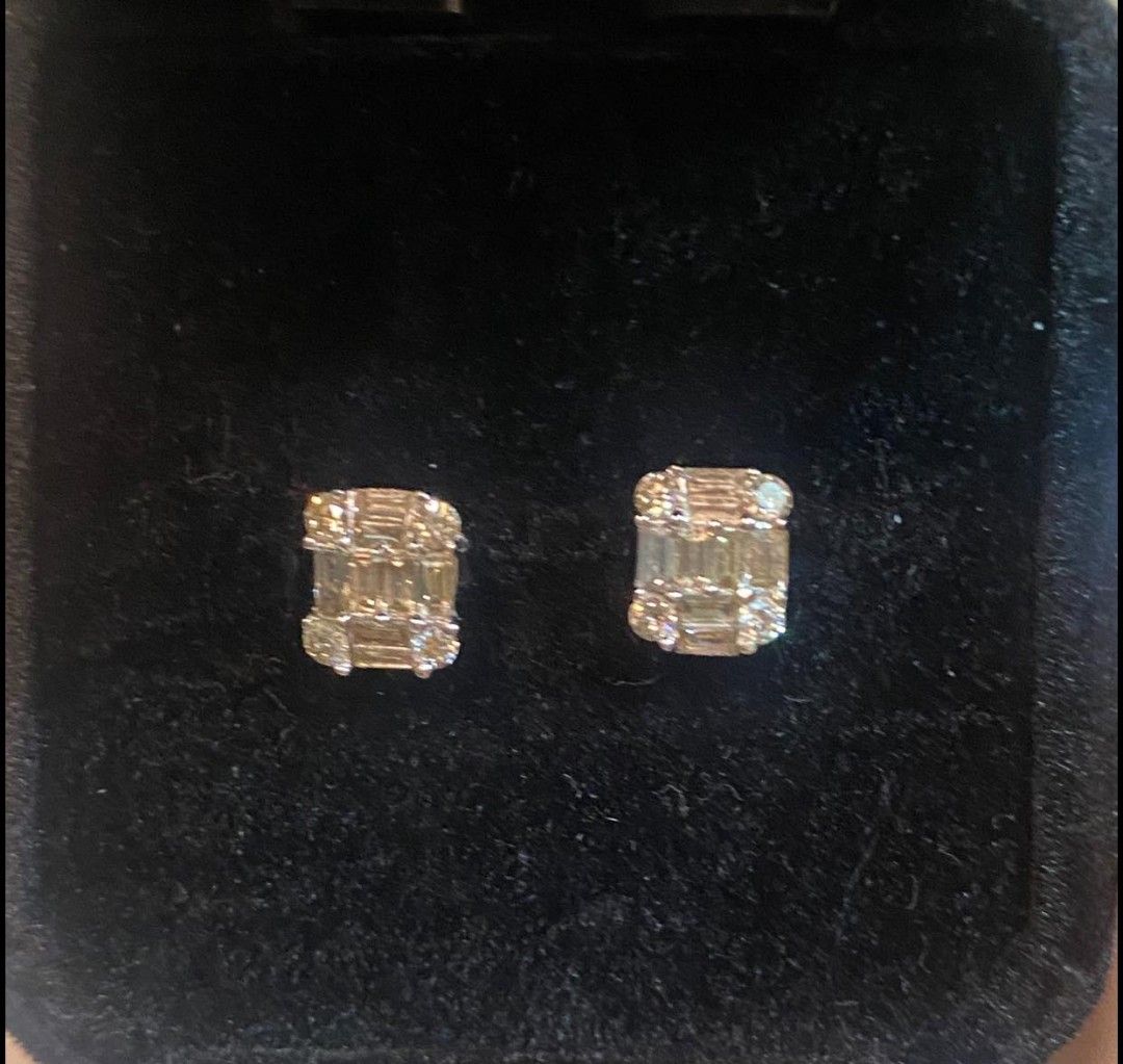 Emerald Illusion Eastings WG (Category: Earrings) located in Quezon City. Submitted by dveee (Listing ID 1308804064, Image 2). Description: 18k white Gold with 18k pakaw 0.70 total diamond carats 2carat facing 1.5 Grams No certificate Comes from my personal collection Rfs: upgraded Pls to save us all time: Will entertain sure buyer Location (lalamove or Waze) : rhodium square Building E Rodriguez QC Thank you.