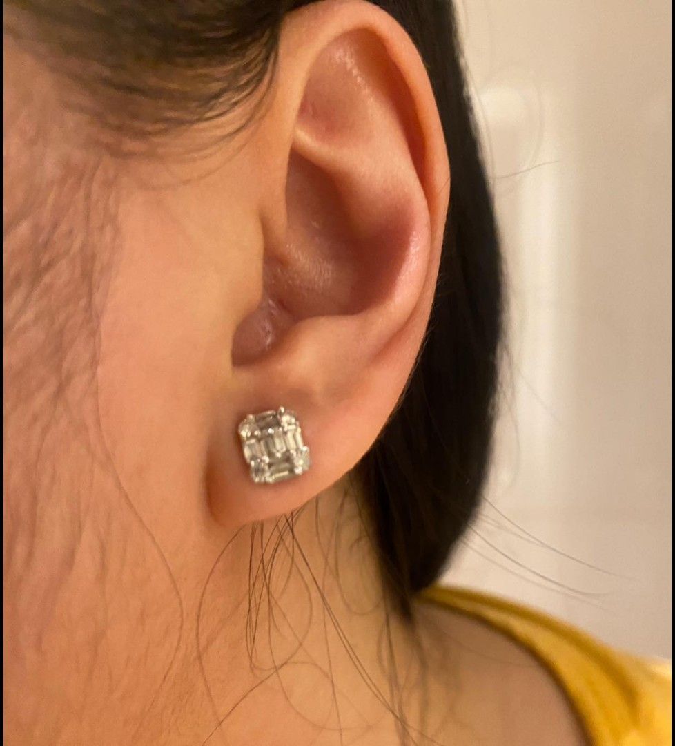 Emerald Illusion Eastings WG (Category: Earrings) located in Quezon City. Submitted by dveee (Listing ID 1308804064, Image 3). Description: 18k white Gold with 18k pakaw 0.70 total diamond carats 2carat facing 1.5 Grams No certificate Comes from my personal collection Rfs: upgraded Pls to save us all time: Will entertain sure buyer Location (lalamove or Waze) : rhodium square Building E Rodriguez QC Thank you.