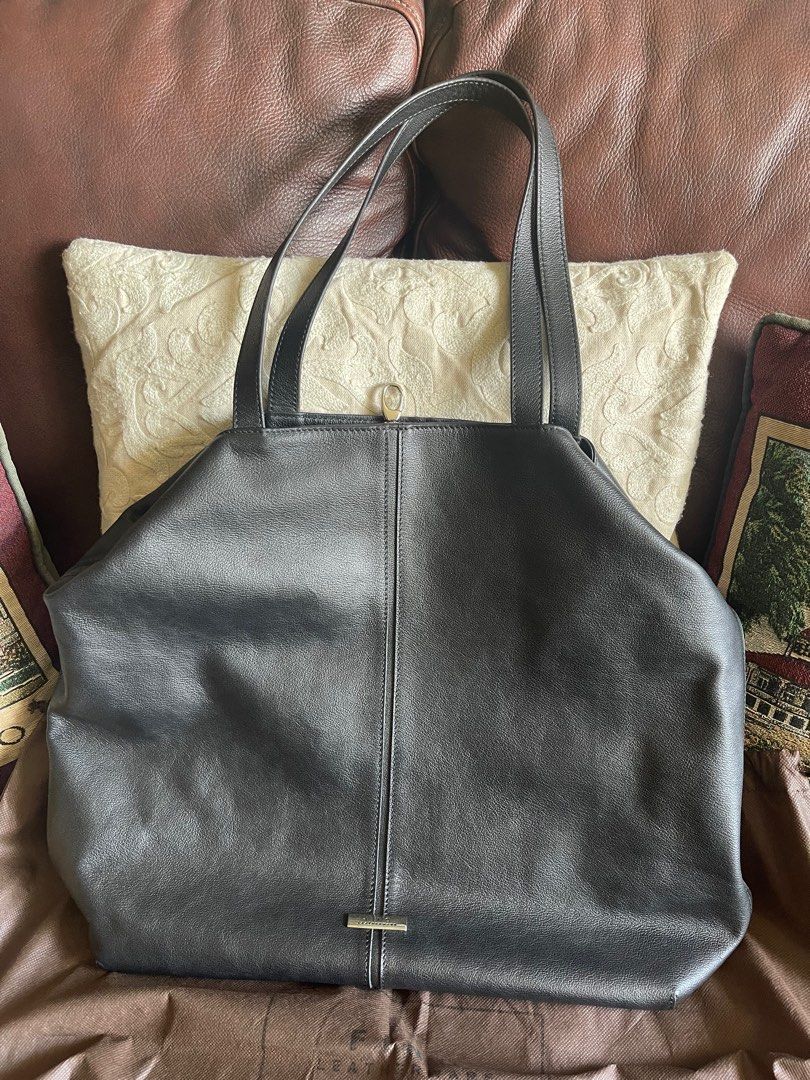 FINO Leather Tote Bag (Category: Luxury Bags & Wallets) located in Makati City. Submitted by diamondbunny888 (Listing ID 1308696288, Image 3). Description: FINO leather tote bag 💯 Guaranteed authentic Brand new, Unisex 5 deep pockets, functional Fits laptop, charger, etc RFS: decluttering MOP: Gcash, BDO, BPI, UB .