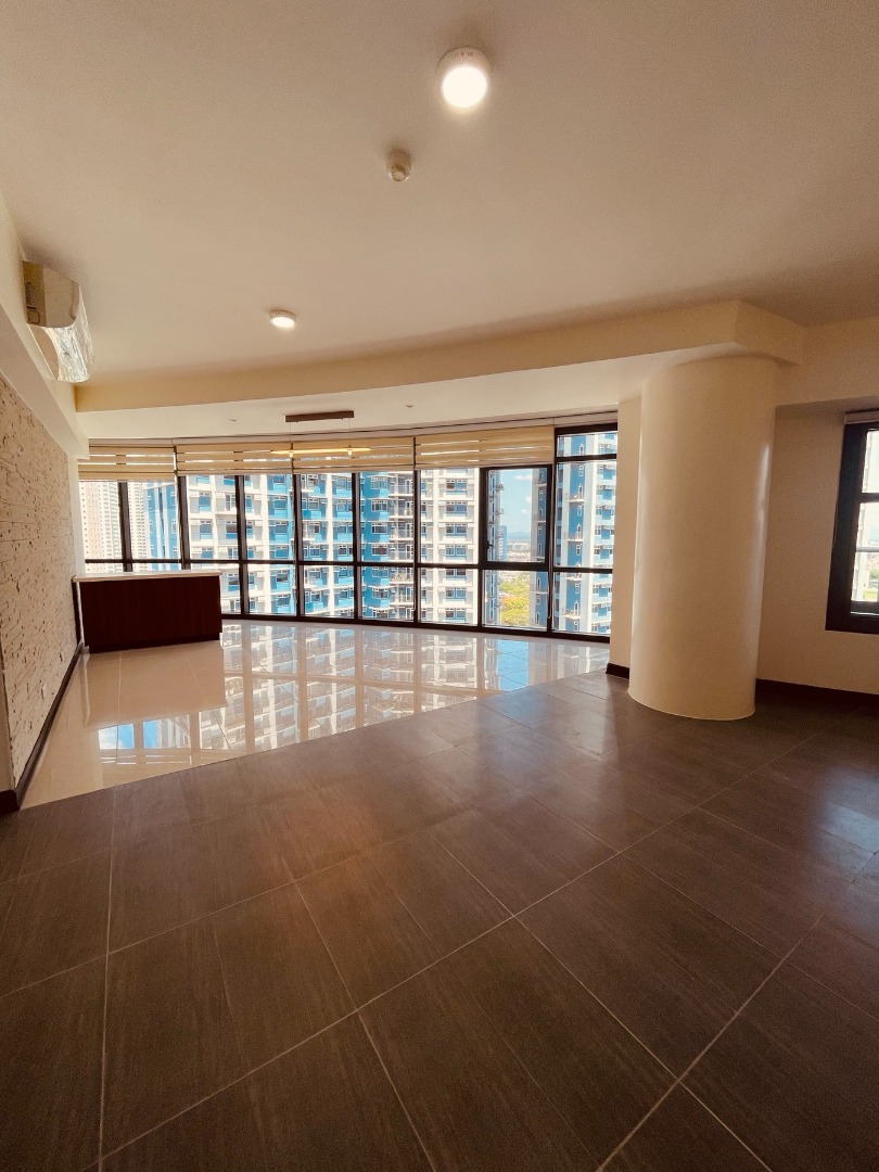 FOR SALE! 4Bedrooms Facing Battle Monument view ARYA Residences BGC