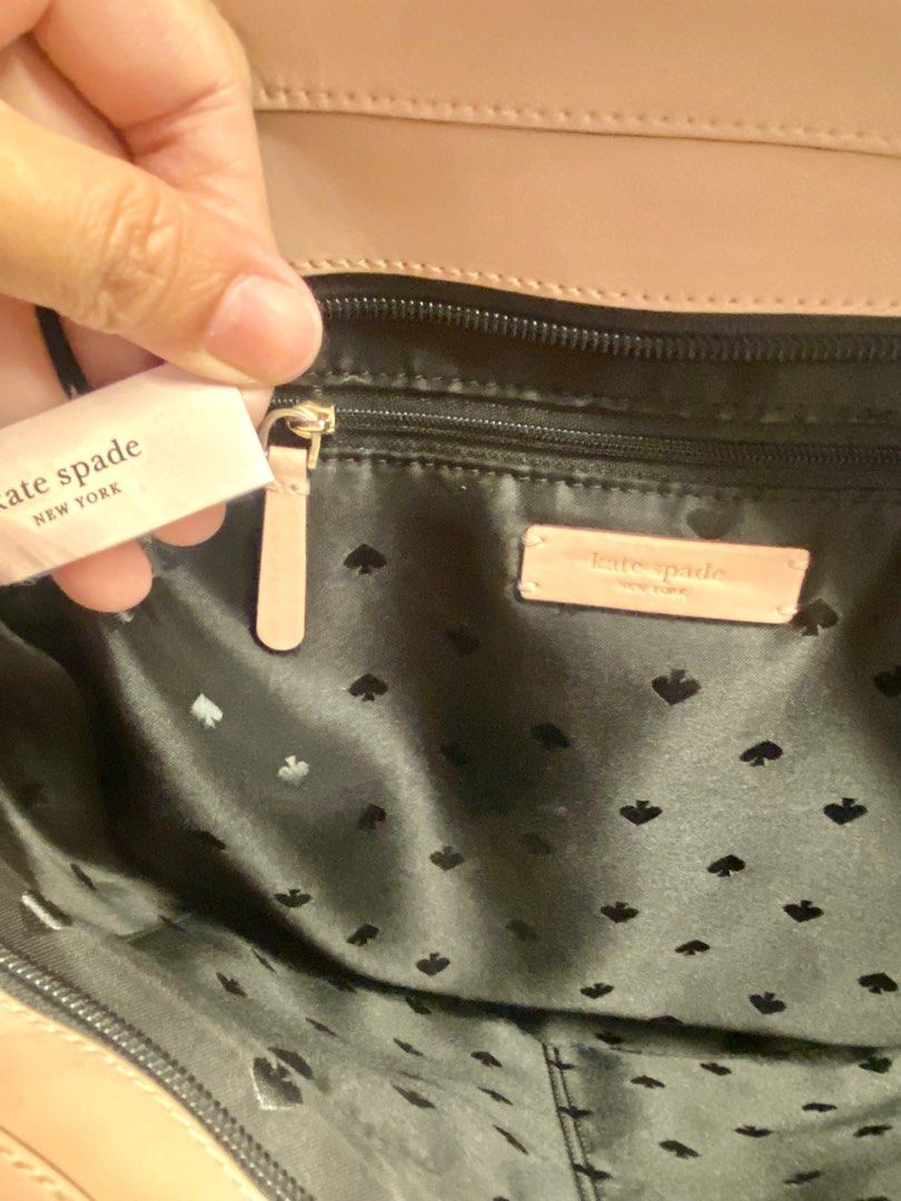 KATE SPADE TOTE WITH ZIPPER (Category: Luxury Bags & Wallets) located in Makati City. Submitted by miggy_27 (Listing ID 1308746020, Image 3). Description: GOOD AS NEW LEATHER KATE SPADE ROSA Kasya po 15 inches na laptop You may check before buying .. .