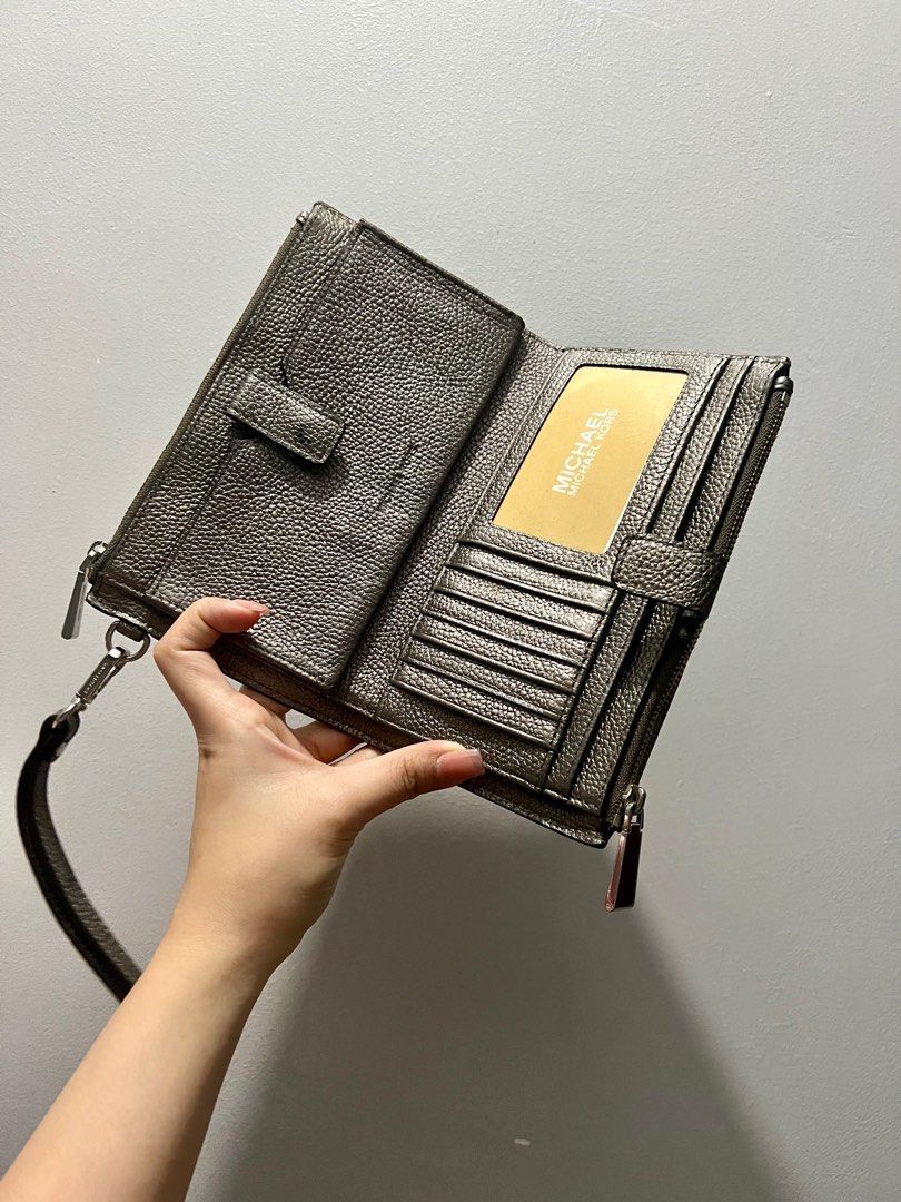 MK JET SET TRAVEL LARGE WRISTLET (Category: Purses & Pouches) located in Pasig City. Submitted by abiou22 (Listing ID 1308747374, Image 2). Description: Guaranteed original from US. Original price is ₱15K. Unused but No tag and box hence Selling low. Negotiable for sure buyers. .