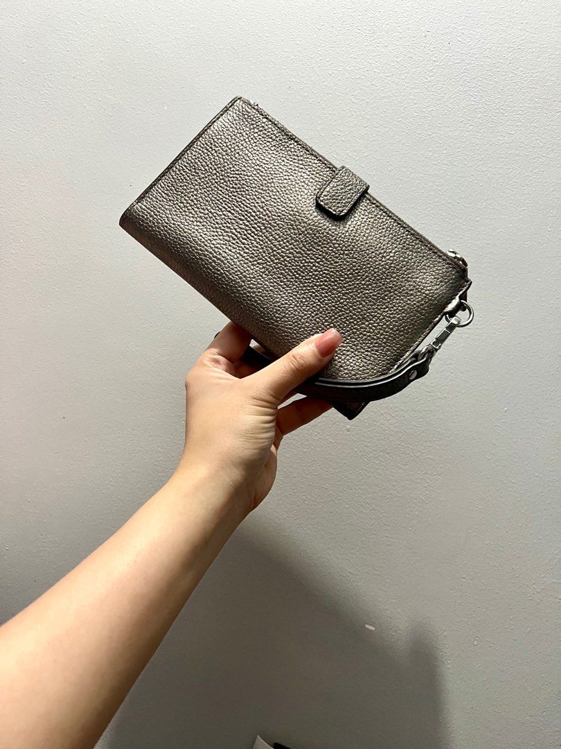 MK JET SET TRAVEL LARGE WRISTLET (Category: Purses & Pouches) located in Pasig City. Submitted by abiou22 (Listing ID 1308747374, Image 3). Description: Guaranteed original from US. Original price is ₱15K. Unused but No tag and box hence Selling low. Negotiable for sure buyers. .