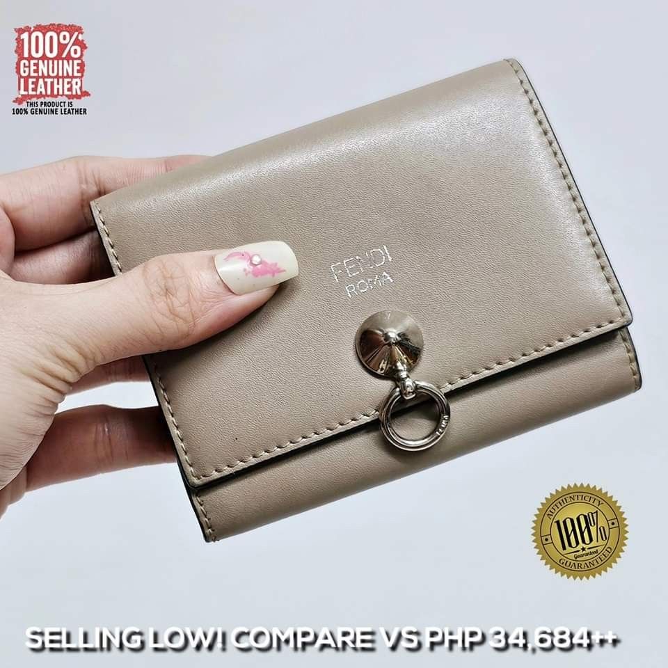 FENDI⭐️ベージュ 入れよ 二つ折り財布