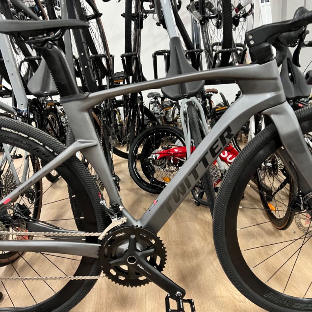 Gravel bike with hydraulic brakes outlet