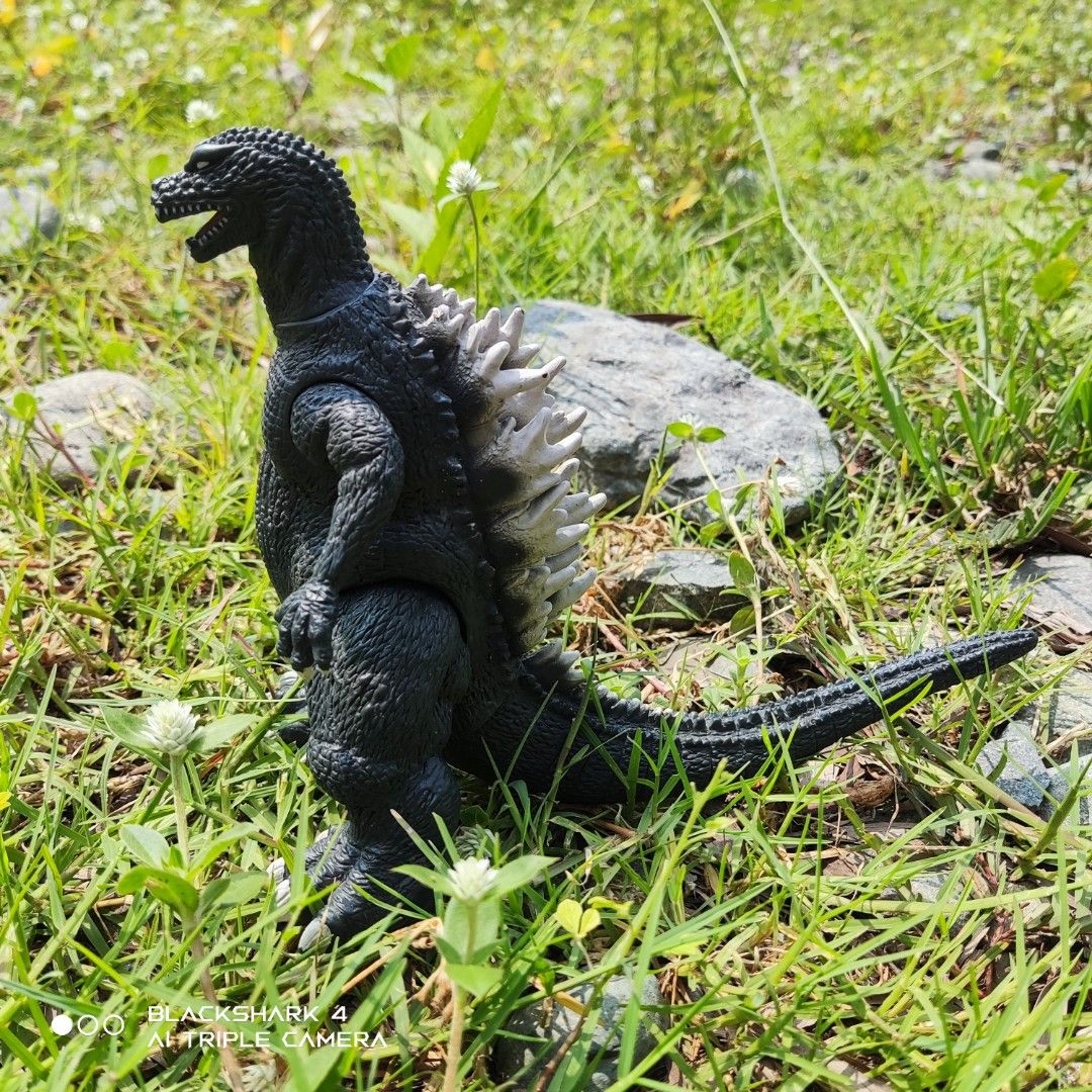 2005 Toho Bandai Godzilla Toy (Category: Figurines & Statues) located in Bugallon. Submitted by ariel013 (Listing ID 1308996079, Image 1). Description: .