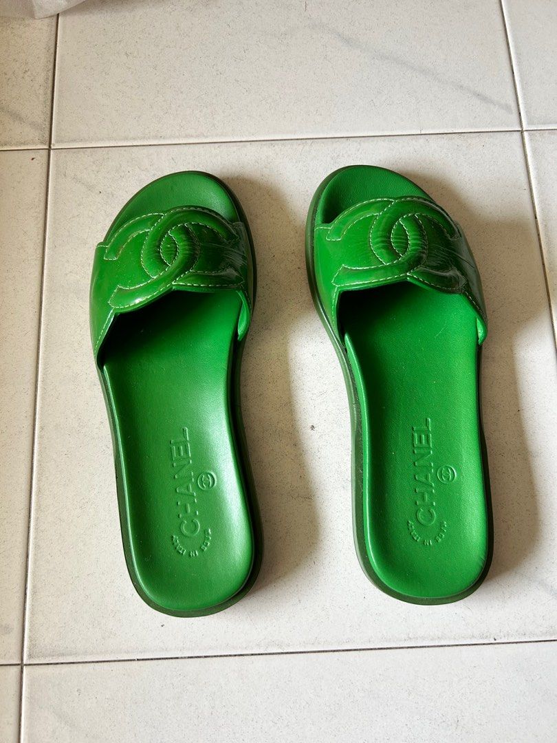 Authentic Chanel green patent leather CC slide