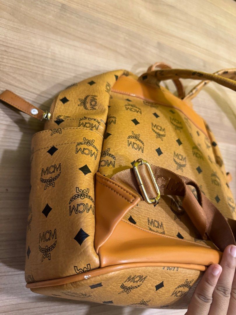 MCM Backpack (Category: Backpacks) located in Johor Bahru. Submitted by myhmrnh (Listing ID 1308894487, Image 3). Description: Obsessed beli bundle pastu xpkai sbb nk carik yg XL atau 2xl Condition 7/10 Beli mahal sikit ,jual rugi xnk untung pun cume nk clear kn almari Dlm ada white tag ,bersih gila Saiz tapak 30cm ,tggi 33cm Lawa syg tp nk yg besar so jual je laa Unsure originality Not for fussy buyer.