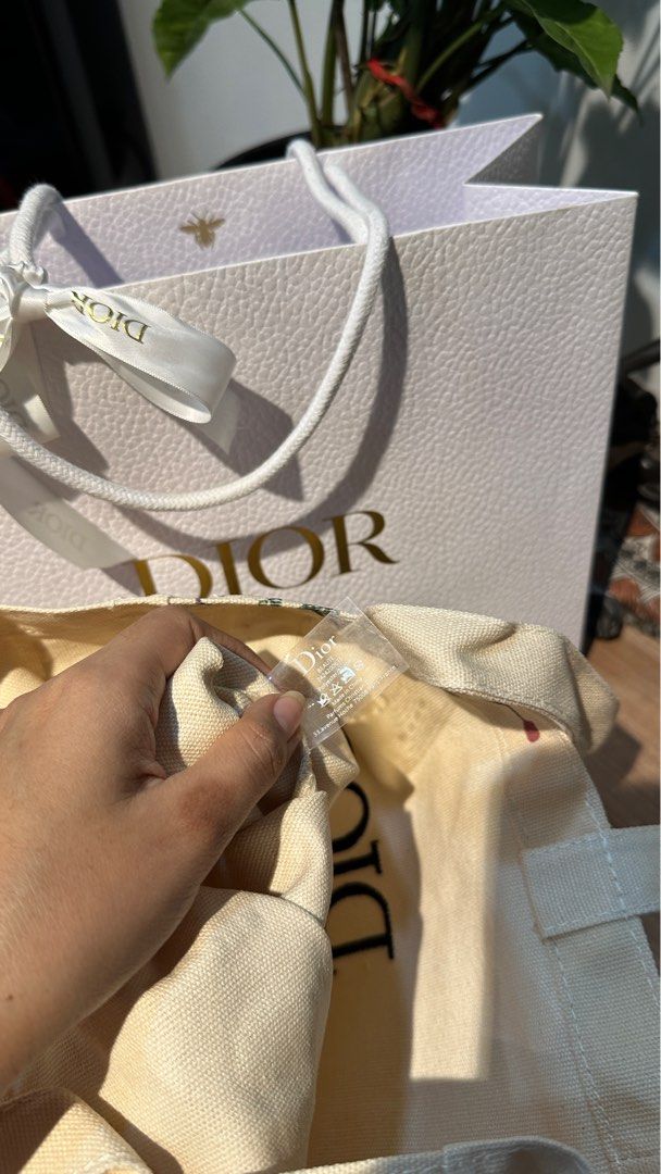 DIOR BEAUTE CANVAS FLORAL PATTERN TOTE BAG 🌸 (Category: Luxury Bags & Wallets) located in Rizal. Submitted by thetopspotfashionboutique (Listing ID 1308845020, Image 3). Description: - WITH INNER TAGS / ETIKETA - COMPLIMENTARY GIFT / GIFT WITH PURCHASE - WITH ORIGINAL DIOR PAPERBAG - ORIGINAL SEALED PLASTIC INCLUDED Measurement: 32x26.