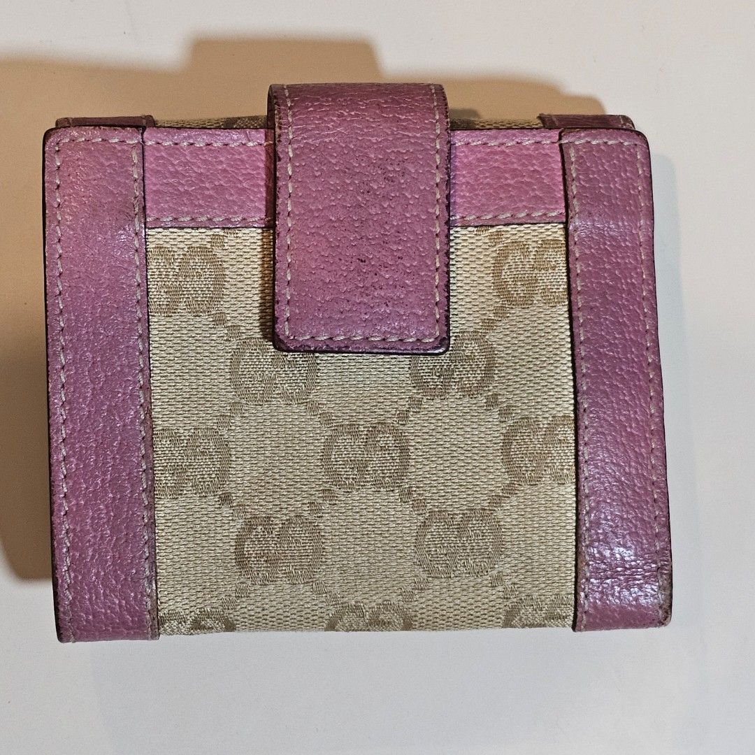 Gucci wallet (Category: Luxury Bags & Wallets) located in Cabuyao City. Submitted by swiftdeer.ed9787 (Listing ID 1308977068, Image 2). Description: FOR SALE AUTHENTIC GUCCI SMALL WALLET VINTAGE USED ISSUE. yung magnetic lock di na nag la lock.( magnet ) price 2200 plus sf location: Cabuyao Laguna meet up shipping lalamove.
