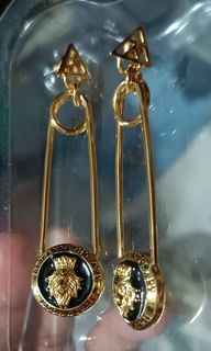 Koda Kumi 20th Anniversary Premium Goods Safety Pin Pierces Nickel-free Gold Plated Dangling Earrings with Crowned Lion Relief on Black Enamel Ground Head Design