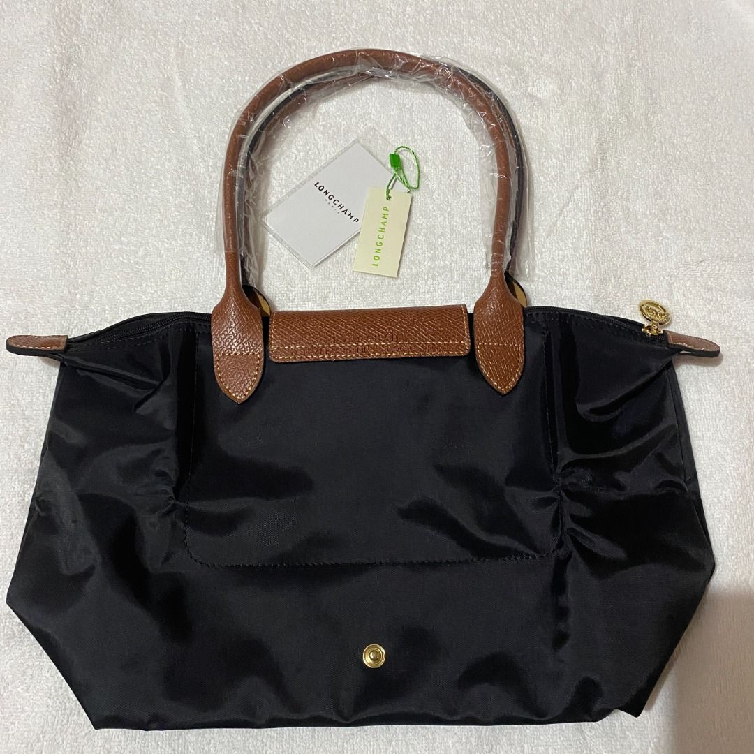 Longchamp Le Pliage MEDIUM Long Handle Bag in Classic Black | READ DESCRIPTION (Category: Shoulder Bags) located in Mandaluyong City. Submitted by active_assets (Listing ID 1308944355, Image 3). Description: ❗️SEND A MESSAGE ONLY IF YOU’RE A SURE BUYER. Will only reply to serious buyers. Thank you 🙏🏻 ❗️This item is AVAILABLE ❗️All actual photos posted already. I took the photos myself. ❗️Color may vary due to lighting when photo was taken. Colo