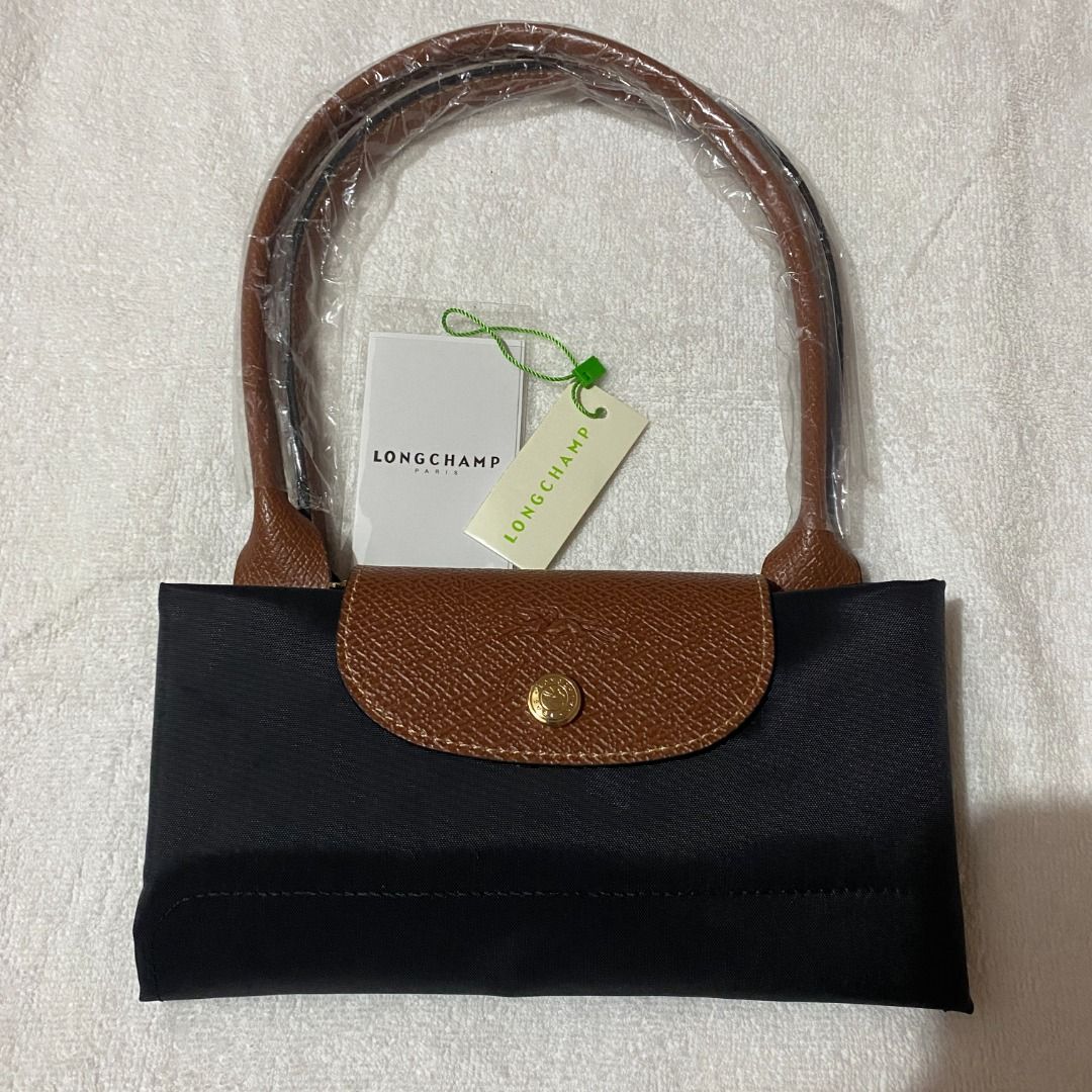 Longchamp Le Pliage MEDIUM Long Handle Bag in Classic Black | READ DESCRIPTION (Category: Shoulder Bags) located in Mandaluyong City. Submitted by active_assets (Listing ID 1308944355, Image 2). Description: ❗️SEND A MESSAGE ONLY IF YOU’RE A SURE BUYER. Will only reply to serious buyers. Thank you 🙏🏻 ❗️This item is AVAILABLE ❗️All actual photos posted already. I took the photos myself. ❗️Color may vary due to lighting when photo was taken. Colo