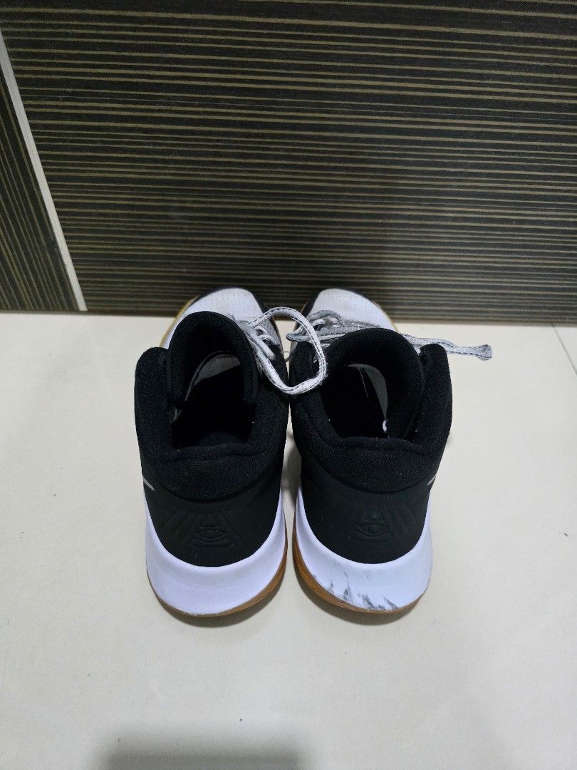 Nike kyrie flytrap black gum top