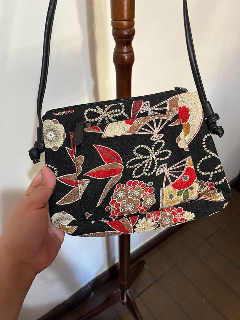 Patterned Sling bag (Category: Purses & Pouches) located in Bulacan. Submitted by declutterwitharia (Listing ID 1308942386, Image 2). Description: super cute pattern, very nice for plain outfits. makapal ung material ☺️.