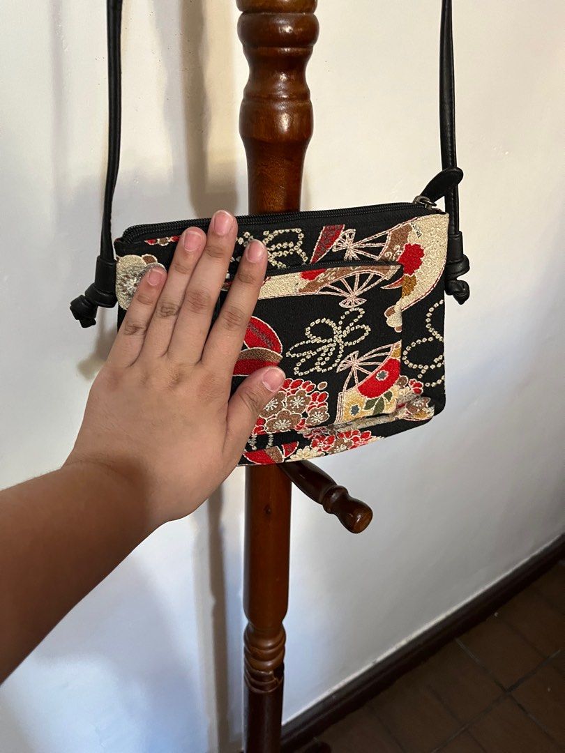 Patterned Sling bag (Category: Purses & Pouches) located in Bulacan. Submitted by declutterwitharia (Listing ID 1308942386, Image 3). Description: super cute pattern, very nice for plain outfits. makapal ung material ☺️.
